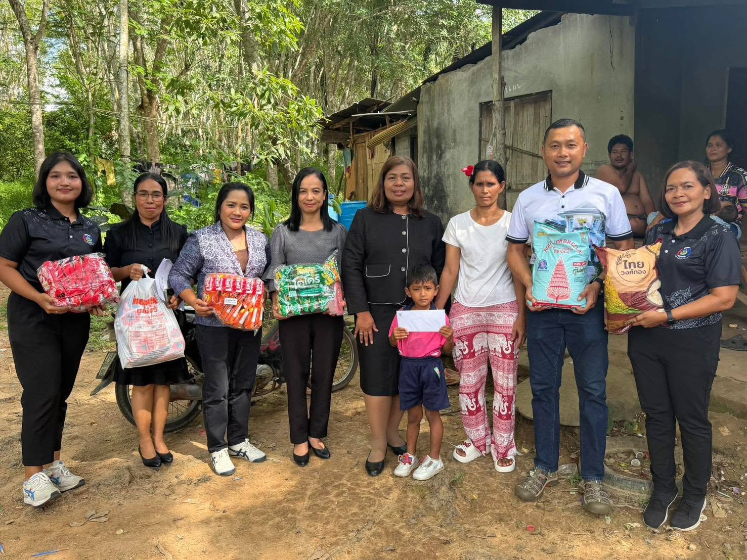 สพอ.นาบอน ร่วมกับ สพจ.นครศรีธรรมราช ลงพื้นที่มอบทุนอุปการะเด็ก ชนบทรายปีจากผู้มีจิตศรัทธาสบทบเข้ากองทุนพัฒนาเด็กชนบท ประจำปีงบประมาณ พ.ศ. 2569